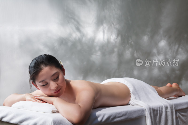 年轻女人在户内做SPA