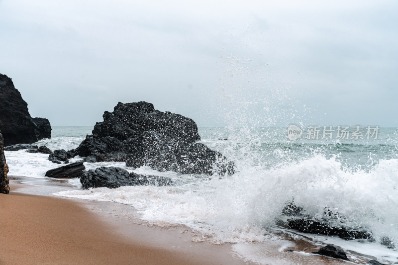 海浪拍打沙滩礁石景象