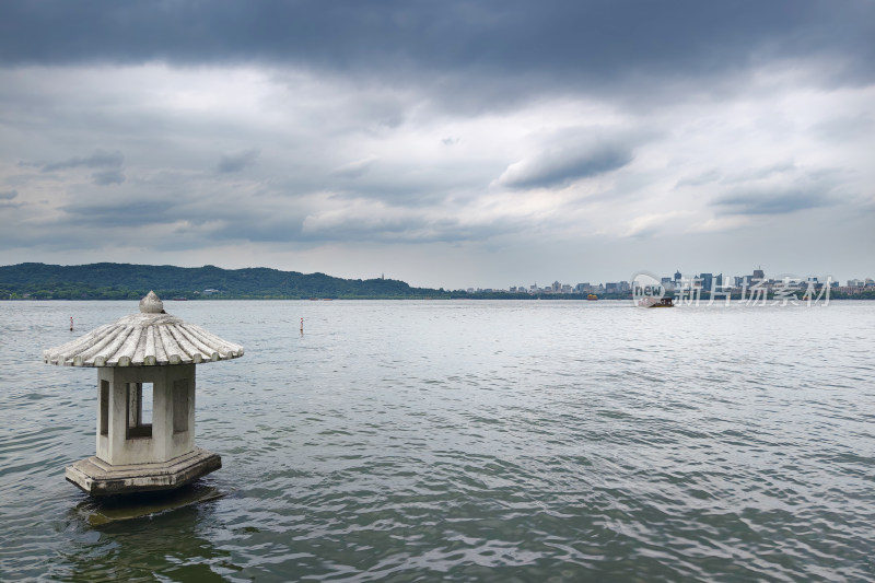 风雨来临前的杭州西湖