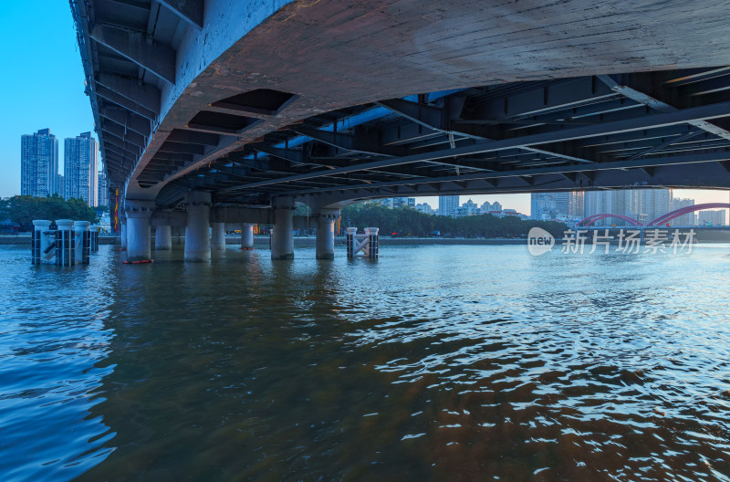 广州珠江海珠桥与滨江城市高楼建筑