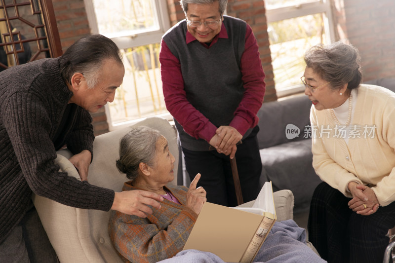 快乐的老年人聚在一起看书