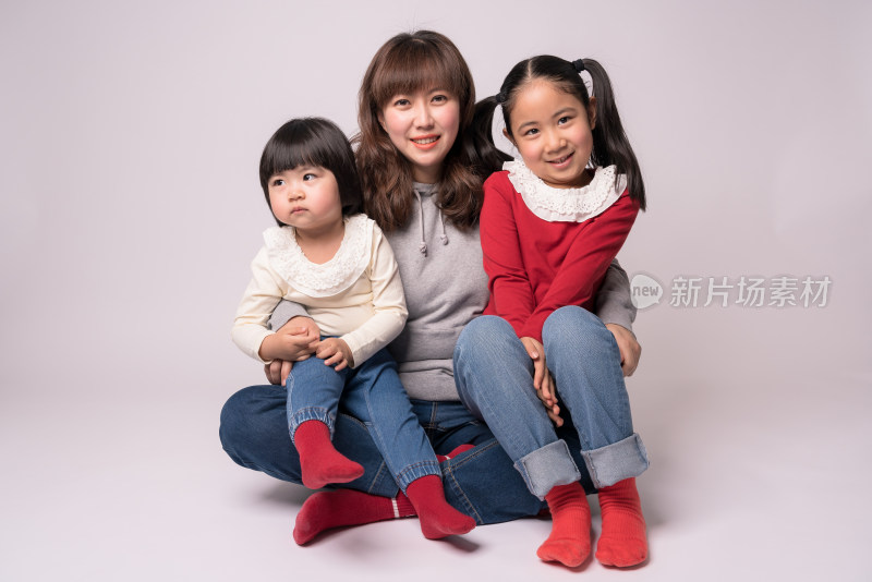 年轻的中国母亲和两个女儿