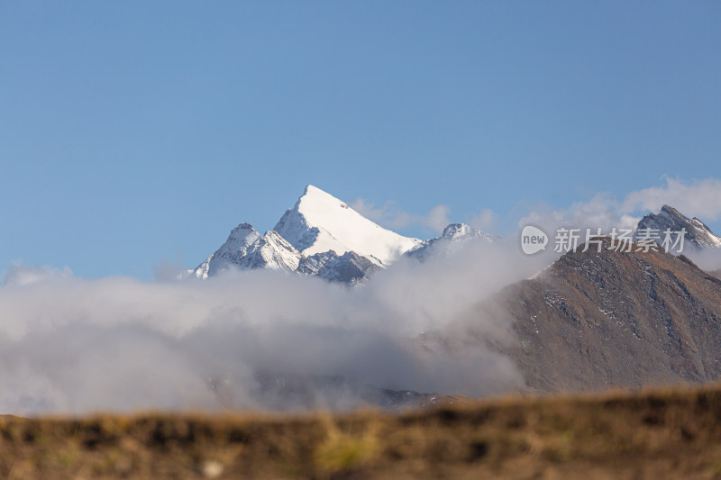 白雪皑皑云雾缭绕的群山在天空中