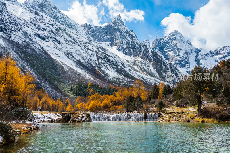 晴朗午后，四川毕棚沟景区秋景