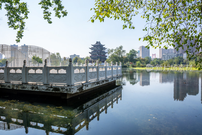 武汉紫阳湖公园古建筑紫阳阁蓝天白云