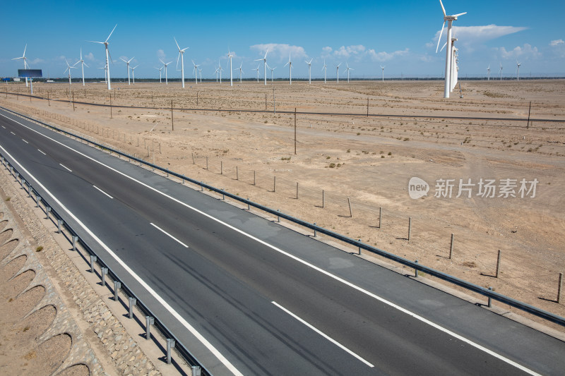 风力发电厂和笔直的公路