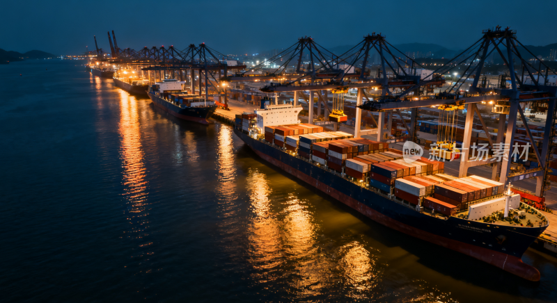 港口码头夜间货运场景