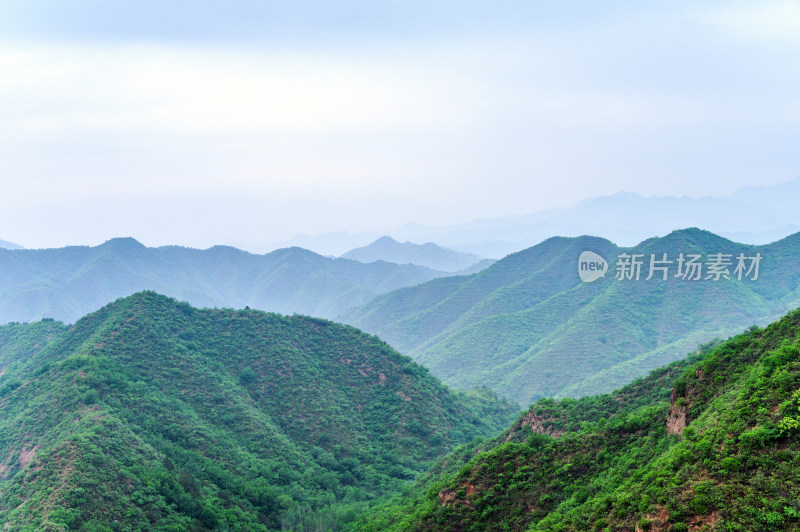 中国夏季金山岭长城阴天下雨云雾风光