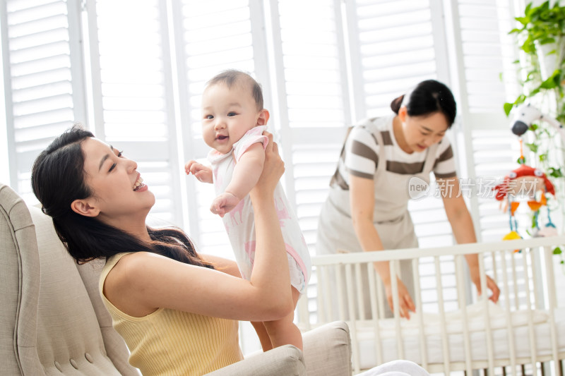 年轻妈妈抱着宝宝玩耍