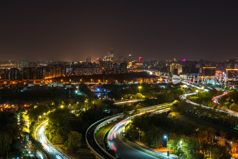 北京城市夜景下的道路流光溢彩