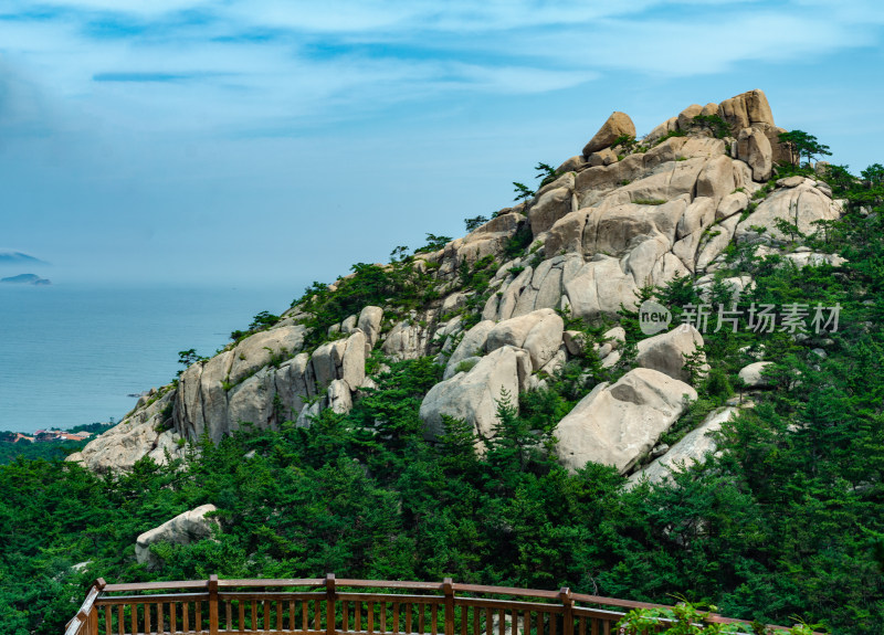 青岛崂山仰口前景栏杆，中景山峰，远处海天