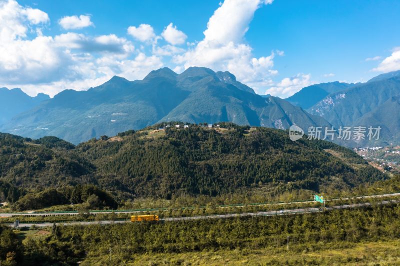 高速公路穿山而过