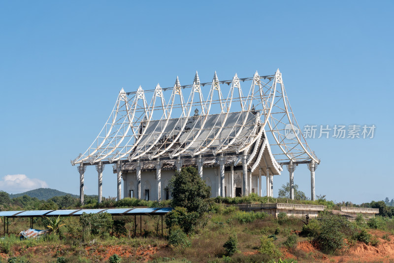 废弃的佛教建筑和佛像