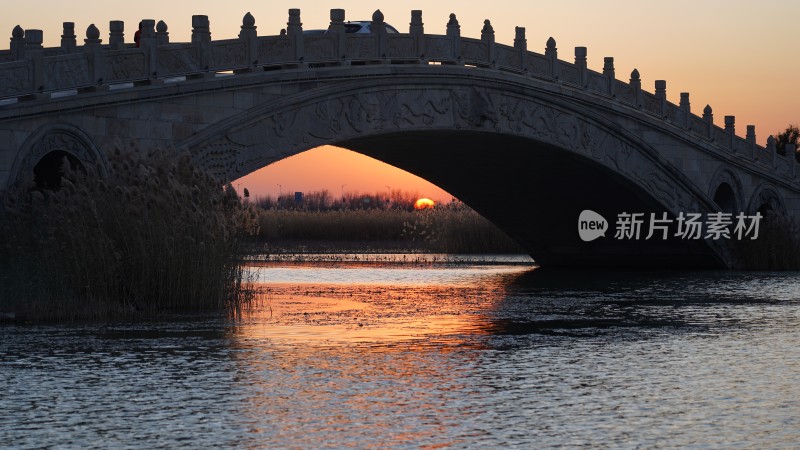 夕阳下水面上的石桥美景