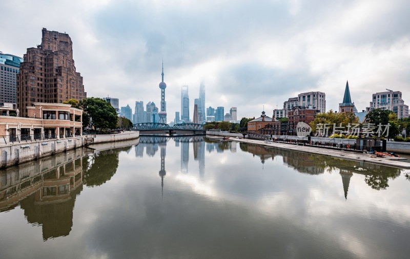 上海城市河流旁的高楼景观