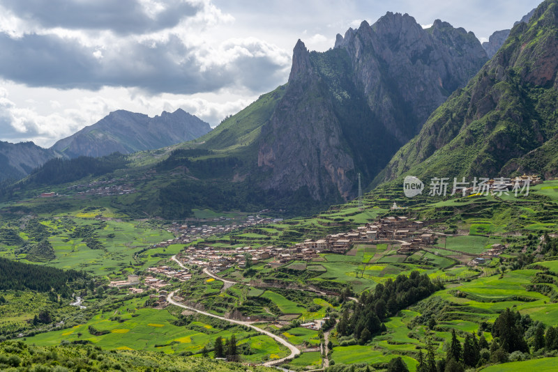 扎尕那蓝天白云山峰草地