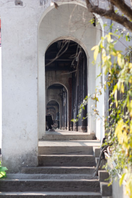 塘栖古镇古桥横跨水面，岸边传统建筑林立