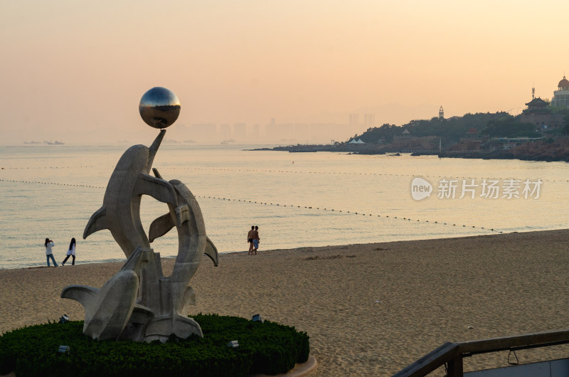 青岛第一海水浴场沙滩上的海豚雕塑