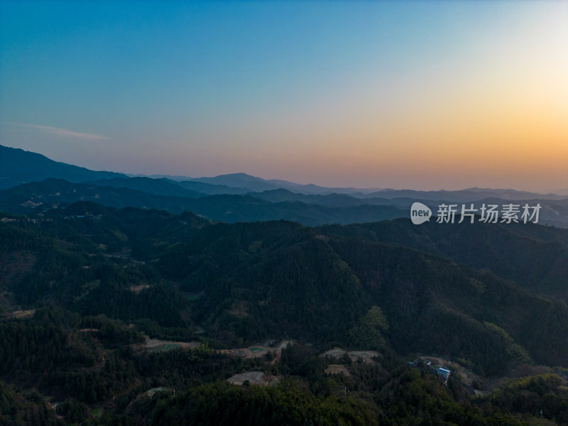 山川丘陵地貌日落晚霞航拍摄影图