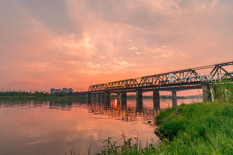 火车铁路桥梁夕阳晚边