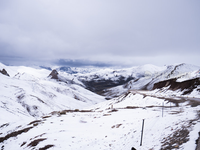 青海雪山迷雾