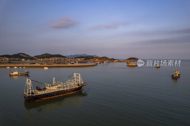 夕阳下海湾避风港渔船自然风光航拍