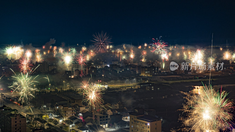 城市夜空绽放绚丽多彩的烟花全景