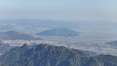 高山俯瞰山峦起伏间的城镇景观