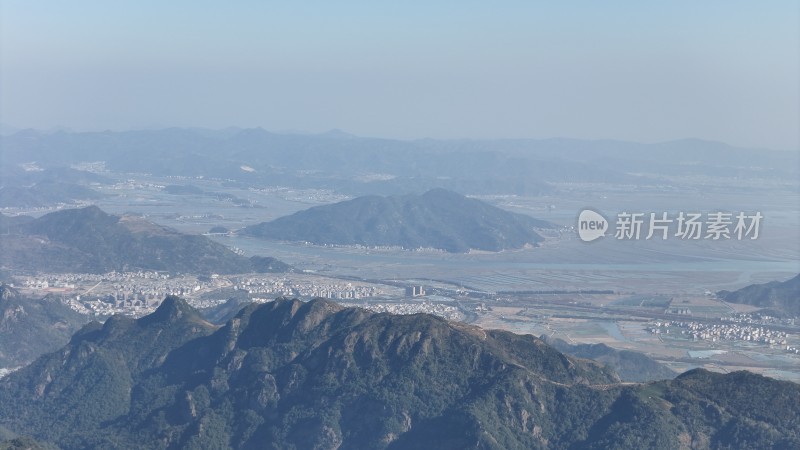 高山俯瞰山峦起伏间的城镇景观