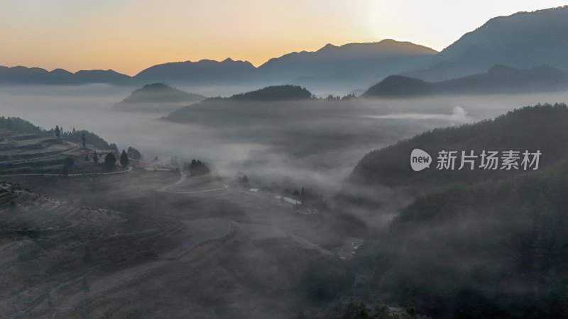 重庆酉阳：雾锁青山村庄靓