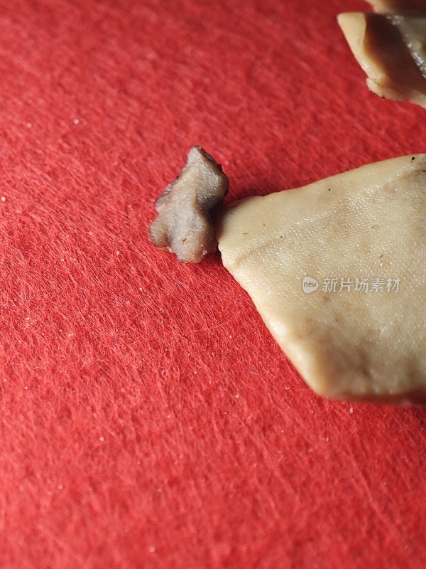 散落的块状豆干食物特写