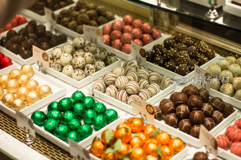 大量排列整齐的巧克力球