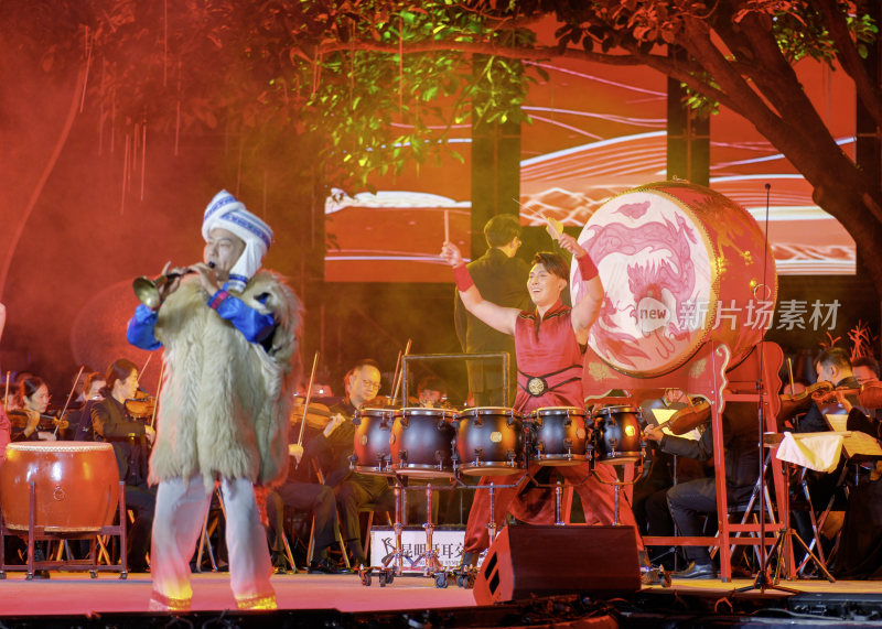 白族舞台上的民族乐器演奏表演