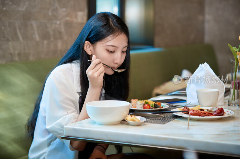 在星级酒店自助餐厅用餐的可爱中国少女