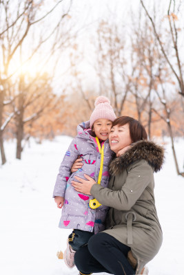 雪后在果园里的中国籍母女