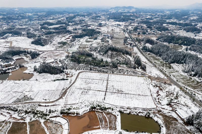 田园乡村冬天雪景航拍图