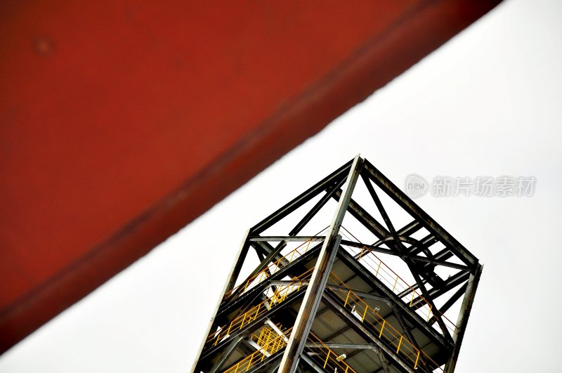 仰视视角工业金属结构塔