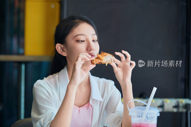 在商场快餐厅大吃特吃的中国可爱少女人像