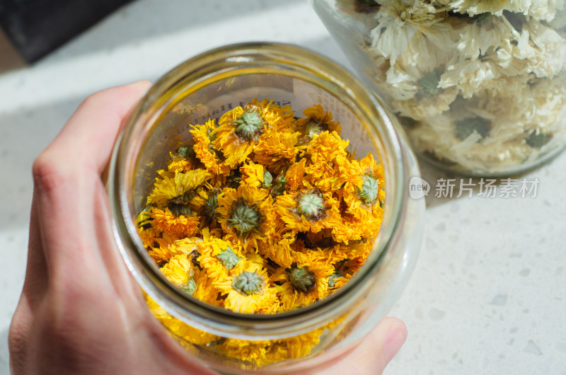 瓶中的干菊花