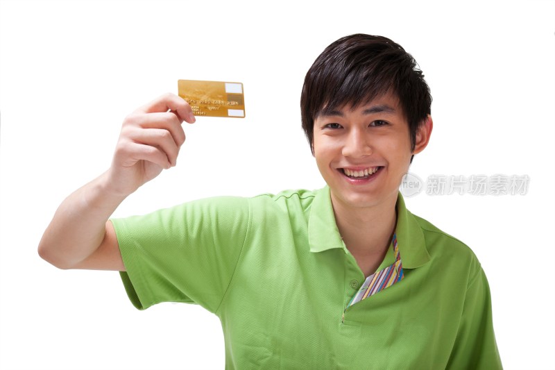快乐的年轻男人拿着信用卡