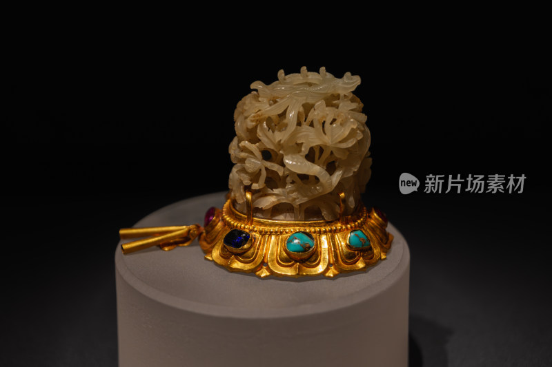 湖北省博物馆金镶宝石白玉龙穿牡丹帽顶