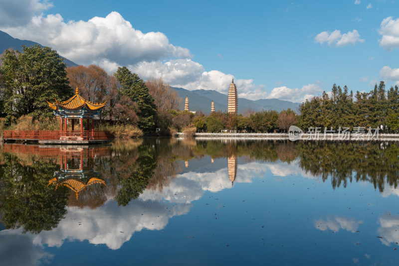 大理苍山湖畔：崇圣寺三塔水中倒影