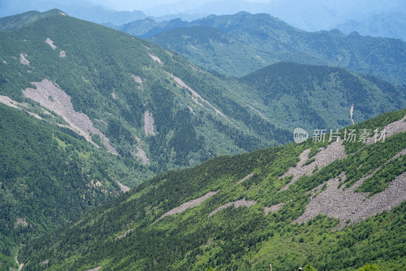 航拍高山绿色风光