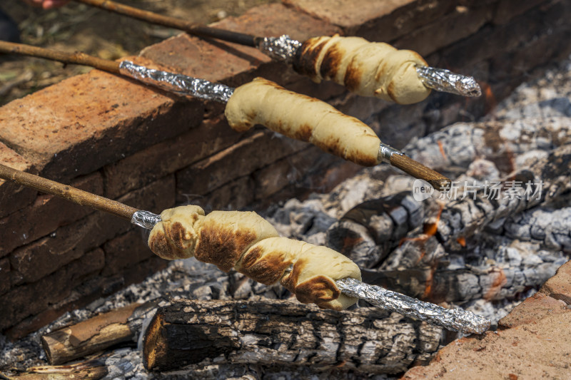 夏天露营户外在碳火上烤面包