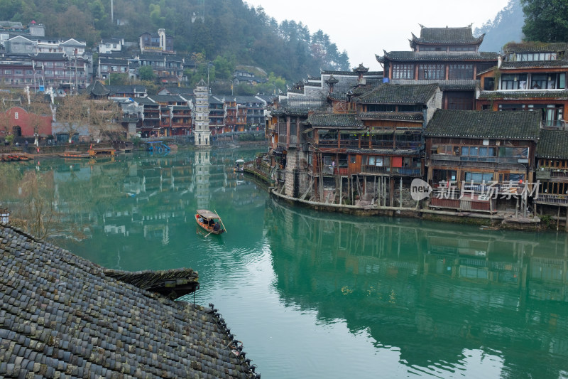 湖南湘西烟雨中的凤凰古城