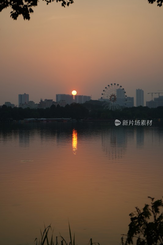 日落拍摄湖边广州摩天轮日落