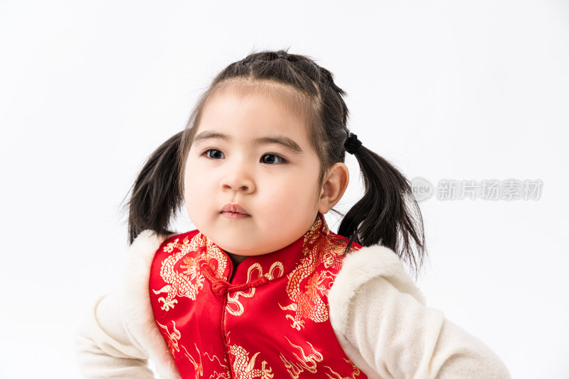 白色背景前穿唐装玩耍的中国女孩