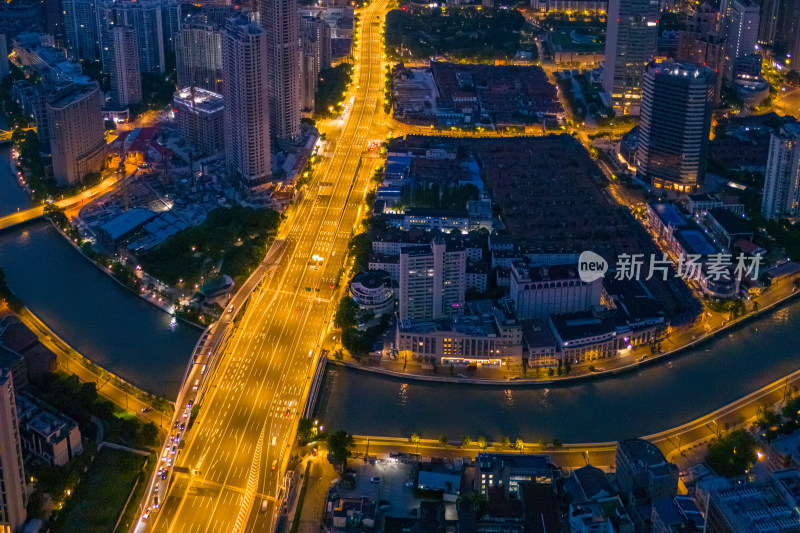 黎明时分俯瞰上海外滩街景