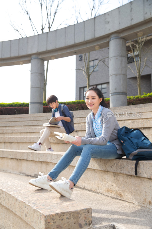 大学生在校园里学习