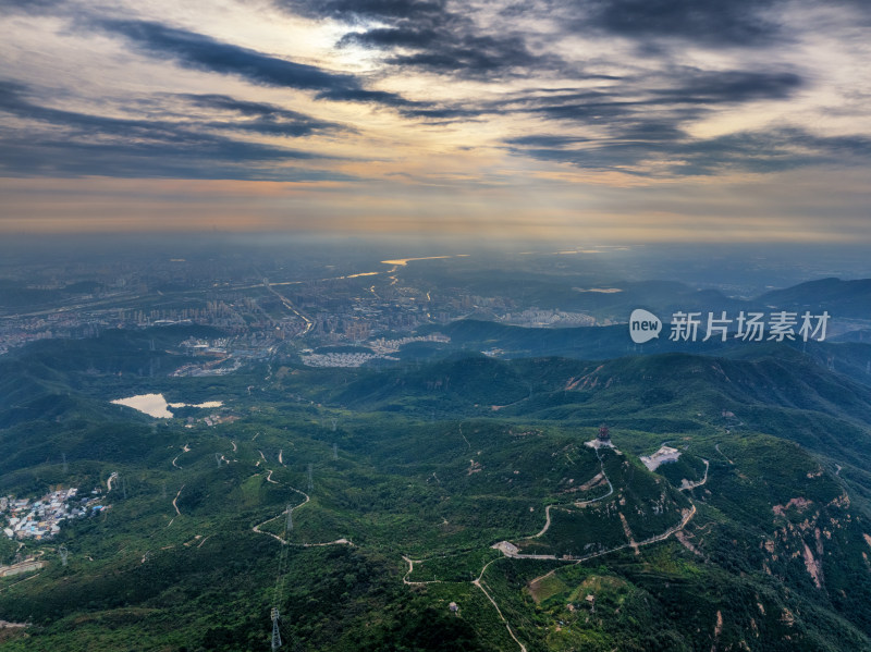 曙光中从北京西山高空俯瞰城市光影